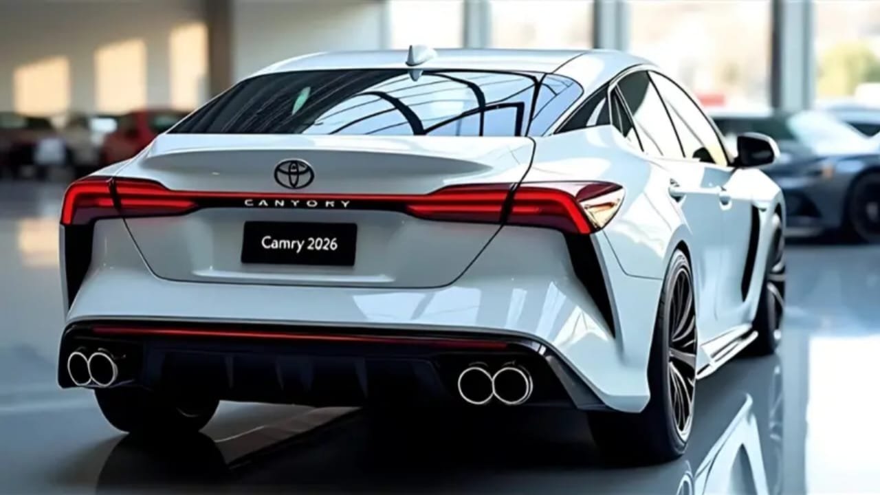 Toyota Carmry 2025 – Luxury Car with 35 KMPL Mileage & Hybrid Power, Low Just- ₹10,300 EMI-
